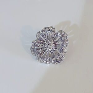 Women ring size 7, color silver. Excellent condition.